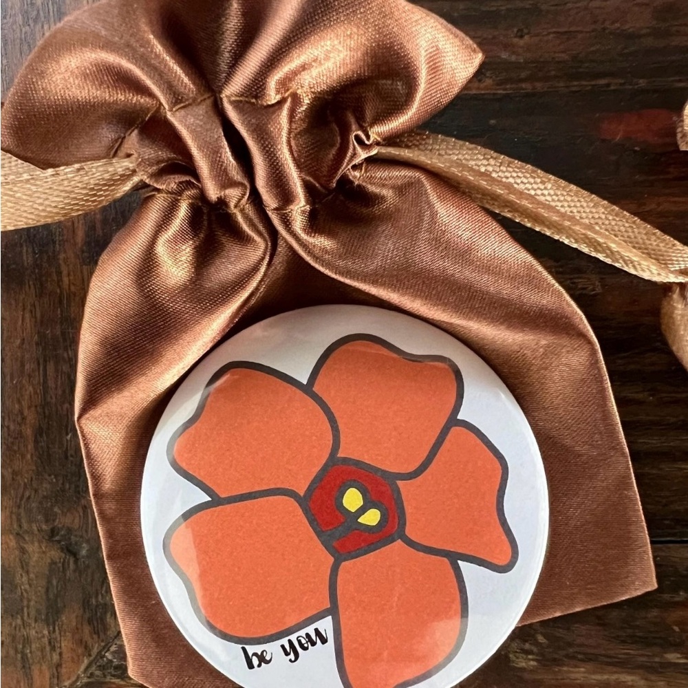 Set of 3 Puakenikeni and Palaka print button purse mirrors with satin pouches - Picture 6 of 6
